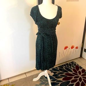 Scoop neck Black and green ivy print stretch with tie waist dress